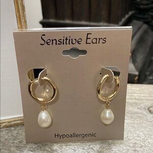 NWOT Gold Tone Pierced Pearl Drop Earrings for Sensitive Ears!